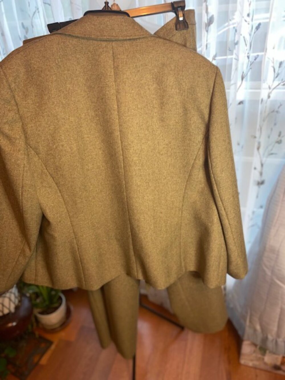 Le Suit Women's Plus Size 20W 2-Piece Pantsuit, Textured Khaki/Tan - Picture 7 of 7